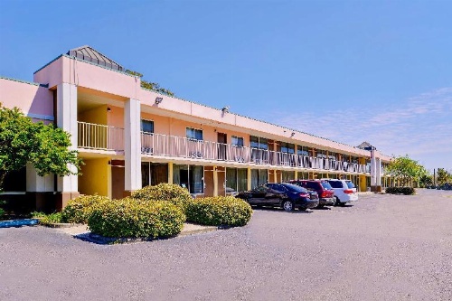 Econo Lodge Baton Rouge image 2