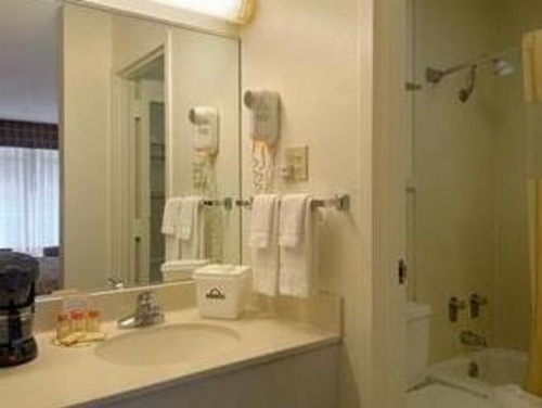 Econo Lodge Baton Rouge image 3