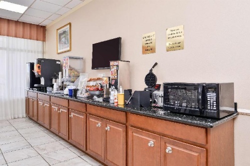 Econo Lodge Baton Rouge image 8