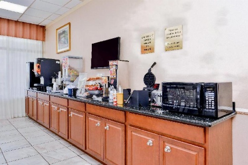 Econo Lodge Baton Rouge image 9